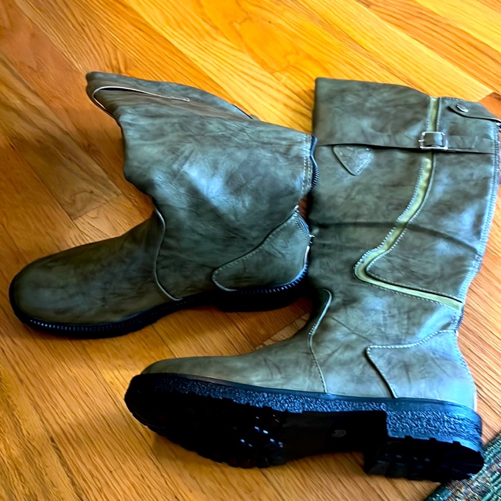 Green boots, size 7.5. Never worn!